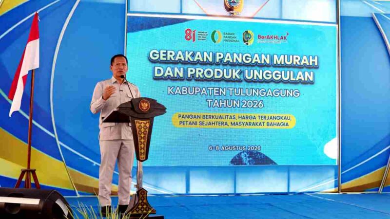 Pelaksana Tugas (Plt) Bupati Tulungagung Ahmad Baharudin menyampaikan sambutan saat pembukaan Gerakan Pangan Murah dan Produk Unggulan Kabupaten Tulungagung Tahun 2026 yang digelar di halaman Kantor Dinas Ketahanan Pangan, Kamis (06/08/2026), (Hendra/Liputansatu.id).