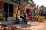 Proyek Drainase Jalan Diponegoro Tuban Garuk Pipa PDAM, Warga Sampai Mandi di SPBU Proyek Drainase Jalan Diponegoro Tuban