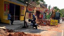 Pekerjaan proyek peningkatan drainase dan trotoar di Jalan Diponegoro Tuban tampak mengakibatkan pembongkaran area trotoar dan badan jalan. Aktivitas proyek berlangsung di tengah permukiman dan pertokoan warga, (Assayid Annazili/Liputansatu.id).