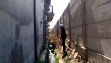 Kondisi saluran drainase di sisi permukiman warga Mondokan yang berada di dekat pagar proyek Sekolah Rakyat Bumi Wali Tuban. Warga mengeluhkan saluran tersebut belum dikembalikan seperti kondisi semula, (Assayid Annazili/Liputansatu.id).