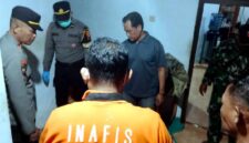 Petugas kepolisian bersama sejumlah pihak melakukan pemeriksaan di lokasi penemuan pria asal Lumajang yang meninggal dunia di rumah pamannya, Desa Margorejo, Kecamatan Kerek, Tuban, Selasa (11/08/2026), (Assayid Annazili/Liputansatu.id).