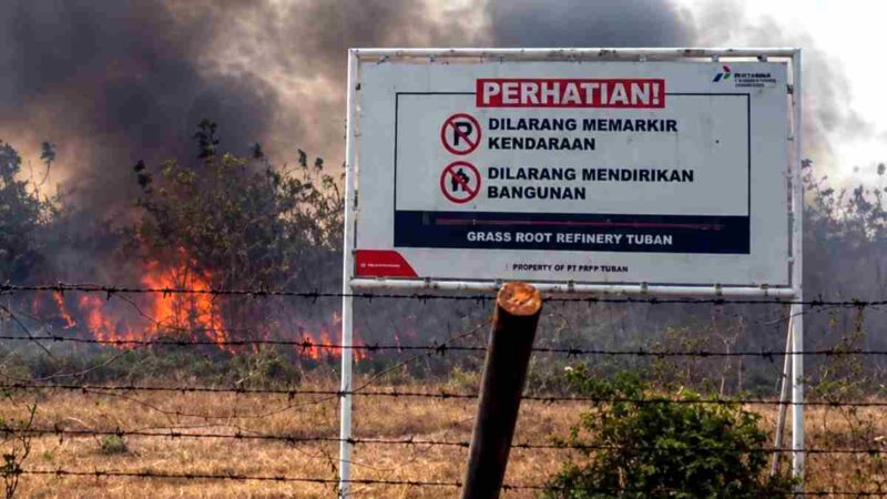 Kebakaran melanda lahan proyek Grass Root Refinery (GRR) Tuban milik PT PRPP, Jumat (21/08/2026), (Aji Swasto/Liputansatu.id).