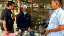 Petugas kepolisian Polsek Jenu, berhasil mengamankan AYL saat berada di sebuah gazebo kawasan Pantai Cemara Tuban, Rabu (26/08/2026), (Assayid Annazili/Liputansatu.id).