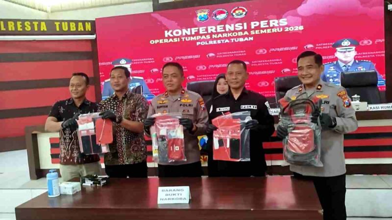Polresta Tuban memaparkan hasil Operasi Tumpas Narkoba Semeru 2026. Polisi mengungkap empat kasus dengan empat tersangka dan menyita total 53,649 gram sabu, (Assayid Annazili/Liputansatu.id).