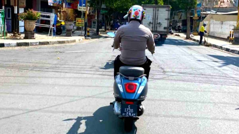 Motor yang sebelumnya dikendarai anggota polisi di Tuban terlihat menggunakan pelat nomor S 1735 EN. Kendaraan tersebut kini menjadi sorotan setelah diketahui pernah berstatus sebagai barang bukti dan pelat nomornya disebut dipasang oleh pemilik kendaraan, (Assayid Annazili/Liputansatu.id).