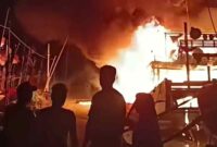 Bara Api Melahap Kapal yang Bersandar di PPI Karangagung Dini Hari Tadi (04/09/2026).