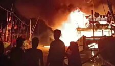 Bara Api Melahap Kapal yang Bersandar di PPI Karangagung Dini Hari Tadi (04/09/2026).