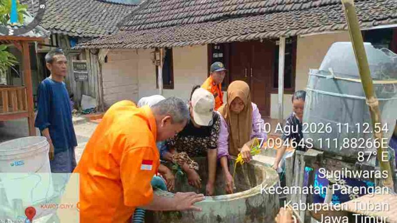 Kalaksa BPBD Tuban turun ke lapangan mengecek sumur warga (gambar : ist.)