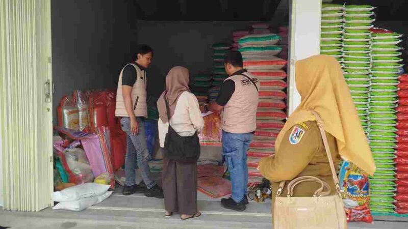 Satgas Pangan Tuban, lakukan inspeksi mendadak di salah satu toko di Pasar Baru Tuban (gambar : Assa Annazili)