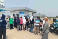 Warga geruduk PT Indo Mina Bahari akibat bau limbah (09/09/2026) (gambar : Moh. Said)