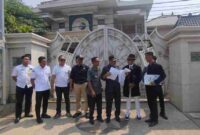 Panitera membuka kegiatan pencocokan (constatering) di depan rumah Kepala Desa Temandang (09/09/2026) (gambar : Assa Annazili)