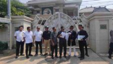 Panitera membuka kegiatan pencocokan (constatering) di depan rumah Kepala Desa Temandang (09/09/2026) (gambar : Assa Annazili)