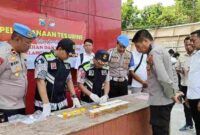 Wakapolres Bojonegoro Kompol. Ferry Dharmawan memantau pemeriksaan didampingi Kasat Reserse Narkoba AKP. Harjo. (Gambar : ist.)