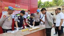 Wakapolres Bojonegoro Kompol. Ferry Dharmawan memantau pemeriksaan didampingi Kasat Reserse Narkoba AKP. Harjo. (Gambar : ist.)