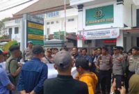 Aksi masa berdialog dengan Kajari Tuban, Ujang Sutisna di tengah demonstrasi (11/09/2026) (Gambar : Assa Annazili)