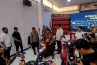 Salah satu korban menerima motor yang sempat hilang dicuri (16/09/2026) (gambar : Assa Annazili)