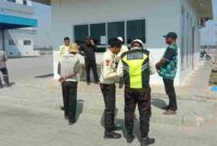 Suasana di depan PT Indo Mina Bahari saat warga datangi pabrik (gambar : ist.)