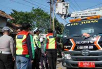 Satlantas Polresta Tuban, bersama URC Langgeng dan DLH-P Tuban pasang Blue Light (24/09/2026) (gambar : Assa Annazili)