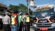 Satlantas Polresta Tuban, bersama URC Langgeng dan DLH-P Tuban pasang Blue Light (24/09/2026) (gambar : Assa Annazili)