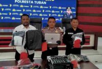 Wakapolresta Tuban, Kompol Supyan (tengah) didampingi Kanit Pidum, Ipda Priyanto (kanan), dan Kasi Humas Iptu Moch. Iksan (kiri). (Gambar : Assa Annazili)