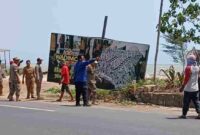 Anggota Satpol PP Tuban tertibkan reklame yang melanggar (gambar : ist.)