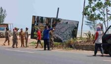 Anggota Satpol PP Tuban tertibkan reklame yang melanggar (gambar : ist.)