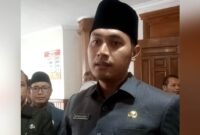 Bupati Tuban, Aditya Halindra Faridzky saat menjawab pertanyaan terkait hasil audit dana BOS SMPN 2 Rengel, (Aji Swasto/Liputansatu.id).