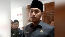 Bupati Tuban, Aditya Halindra Faridzky saat menjawab pertanyaan terkait hasil audit dana BOS SMPN 2 Rengel, (Aji Swasto/Liputansatu.id).