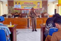 Kabid PPUD Satpol PP dan Damkar Kabupaten Tuban, Siswanto, memaparkan materi dalam sosialisasi ketentuan perundang-undangan di bidang cukai kepada masyarakat di Kecamatan Widang, Tuban, Selasa (01/09/2026), (Assayid Annazili/Liputansatu.id).