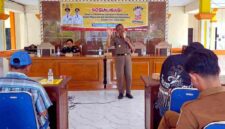 Kabid PPUD Satpol PP dan Damkar Kabupaten Tuban, Siswanto, memaparkan materi dalam sosialisasi ketentuan perundang-undangan di bidang cukai kepada masyarakat di Kecamatan Widang, Tuban, Selasa (01/09/2026), (Assayid Annazili/Liputansatu.id).