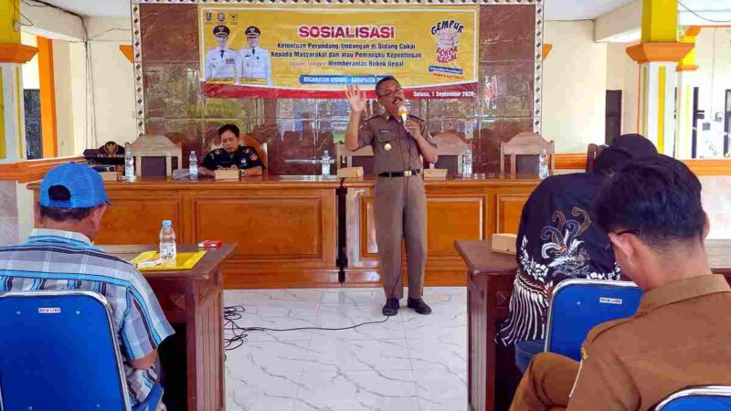 Kabid PPUD Satpol PP dan Damkar Kabupaten Tuban, Siswanto, memaparkan materi dalam sosialisasi ketentuan perundang-undangan di bidang cukai kepada masyarakat di Kecamatan Widang, Tuban, Selasa (01/09/2026), (Assayid Annazili/Liputansatu.id).
