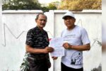 Kalah Kasasi, Kades Maibit Ajukan PK: Sengkarut Proyek Rembang dengan Anggota Polisi Ahmad Ali didampingi kuasa hukumnya Imam Syafi’i menunjukkan berkas Peninjauan Kembali (PK) kepada awak media terkait perkara sengketa proyek jalan di Rembang