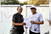 Ahmad Ali (kiri) didampingi kuasa hukumnya, Imam Syafi’i (kanan), menunjukkan berkas Peninjauan Kembali (PK) kepada awak media, Selasa (01/09/2026), (Assayid Annazili/Liputansatu.id).