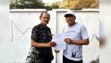 Ahmad Ali (kiri) didampingi kuasa hukumnya, Imam Syafi’i (kanan), menunjukkan berkas Peninjauan Kembali (PK) kepada awak media, Selasa (01/09/2026), (Assayid Annazili/Liputansatu.id).