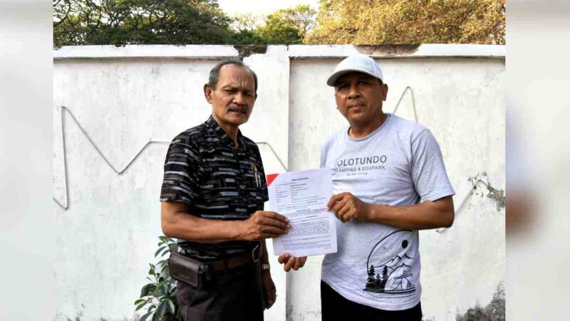Ahmad Ali (kiri) didampingi kuasa hukumnya, Imam Syafi’i (kanan), menunjukkan berkas Peninjauan Kembali (PK) kepada awak media, Selasa (01/09/2026), (Assayid Annazili/Liputansatu.id).