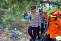 Petugas kepolisian bersama BPBD Tuban mengevakuasi jasad Karyadi (46), pencari ikan yang ditemukan meninggal dunia di aliran sungai Desa Socorejo, Kecamatan Jenu, Tuban, Selasa (01/09/2026). Korban diduga tersengat listrik dari alat setrum ikan yang digunakannya, (Assayid Annazili/Liputansatu.id).