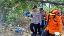 Petugas kepolisian bersama BPBD Tuban mengevakuasi jasad Karyadi (46), pencari ikan yang ditemukan meninggal dunia di aliran sungai Desa Socorejo, Kecamatan Jenu, Tuban, Selasa (01/09/2026). Korban diduga tersengat listrik dari alat setrum ikan yang digunakannya, (Assayid Annazili/Liputansatu.id).