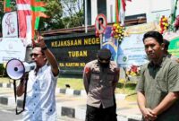 Aliansi Peduli Keselamatan Jurnalistik menggelar aksi di depan Kantor Kejari Tuban, menuntut keterbukaan informasi dan perlindungan terhadap profesi pers, (Said/Liputansatu.id).