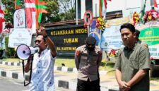 Aliansi Peduli Keselamatan Jurnalistik menggelar aksi di depan Kantor Kejari Tuban, menuntut keterbukaan informasi dan perlindungan terhadap profesi pers, (Said/Liputansatu.id).