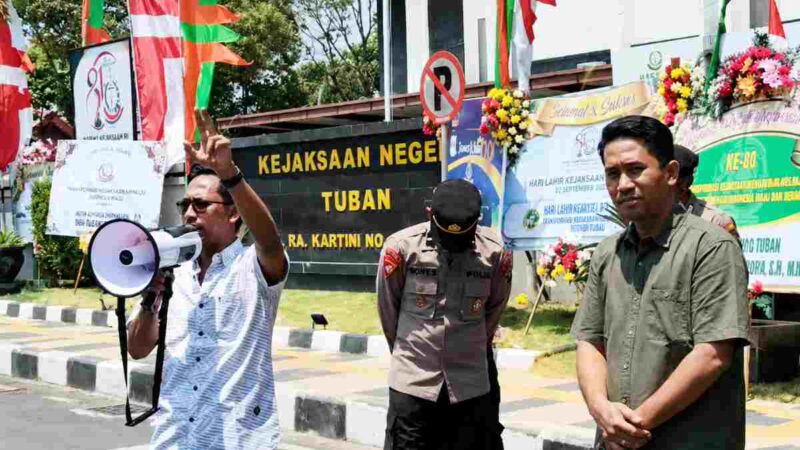 Aliansi Peduli Keselamatan Jurnalistik menggelar aksi di depan Kantor Kejari Tuban, menuntut keterbukaan informasi dan perlindungan terhadap profesi pers, (Said/Liputansatu.id).