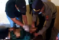 Petugas kepolisian melakukan olah TKP di rumah warga Desa Temayang, Kecamatan Kerek, Kabupaten Tuban, tempat seorang pemuda asal Desa Mliwang ditemukan meninggal dunia, (Aji Swasto/Liputansatu.id).