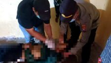 Petugas kepolisian melakukan olah TKP di rumah warga Desa Temayang, Kecamatan Kerek, Kabupaten Tuban, tempat seorang pemuda asal Desa Mliwang ditemukan meninggal dunia, (Aji Swasto/Liputansatu.id).