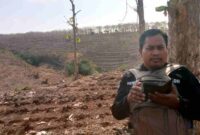 Pewarta saat ditunjukan lokasi pengerjaan proyek Check Dam oleh Mantri dan ASPER Perhutani BKPH Kerek di Desa Padasan, (Aji Swasto/Liputansatu.id).