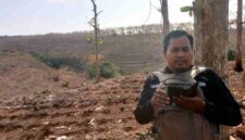 Pewarta saat ditunjukan lokasi pengerjaan proyek Check Dam oleh Mantri dan ASPER Perhutani BKPH Kerek di Desa Padasan, (Aji Swasto/Liputansatu.id).