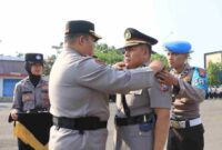 Kapolresta Tuban Kombespol Jazuli Dani Irawan sematkan pangkat kepada Wakapolresta Tuban AKBP Windy Syafutra (01/10/2026) (gambar : ist.)