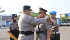 Kapolresta Tuban Kombespol Jazuli Dani Irawan sematkan pangkat kepada Wakapolresta Tuban AKBP Windy Syafutra (01/10/2026) (gambar : ist.)
