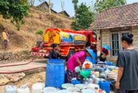 Warga mengantri air supplai dari BPBD (gambar : ist.)