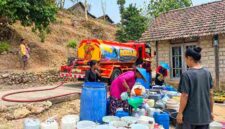Warga mengantri air supplai dari BPBD (gambar : ist.)