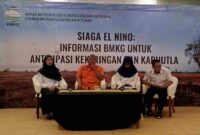Kalaksa BPBD Tuban (Baju Oranye) saat memberikan materi dalam FGD BMKG Tuban (06/10/2026) (gambar : Assa Annazili)