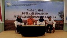 Kalaksa BPBD Tuban (Baju Oranye) saat memberikan materi dalam FGD BMKG Tuban (06/10/2026) (gambar : Assa Annazili)